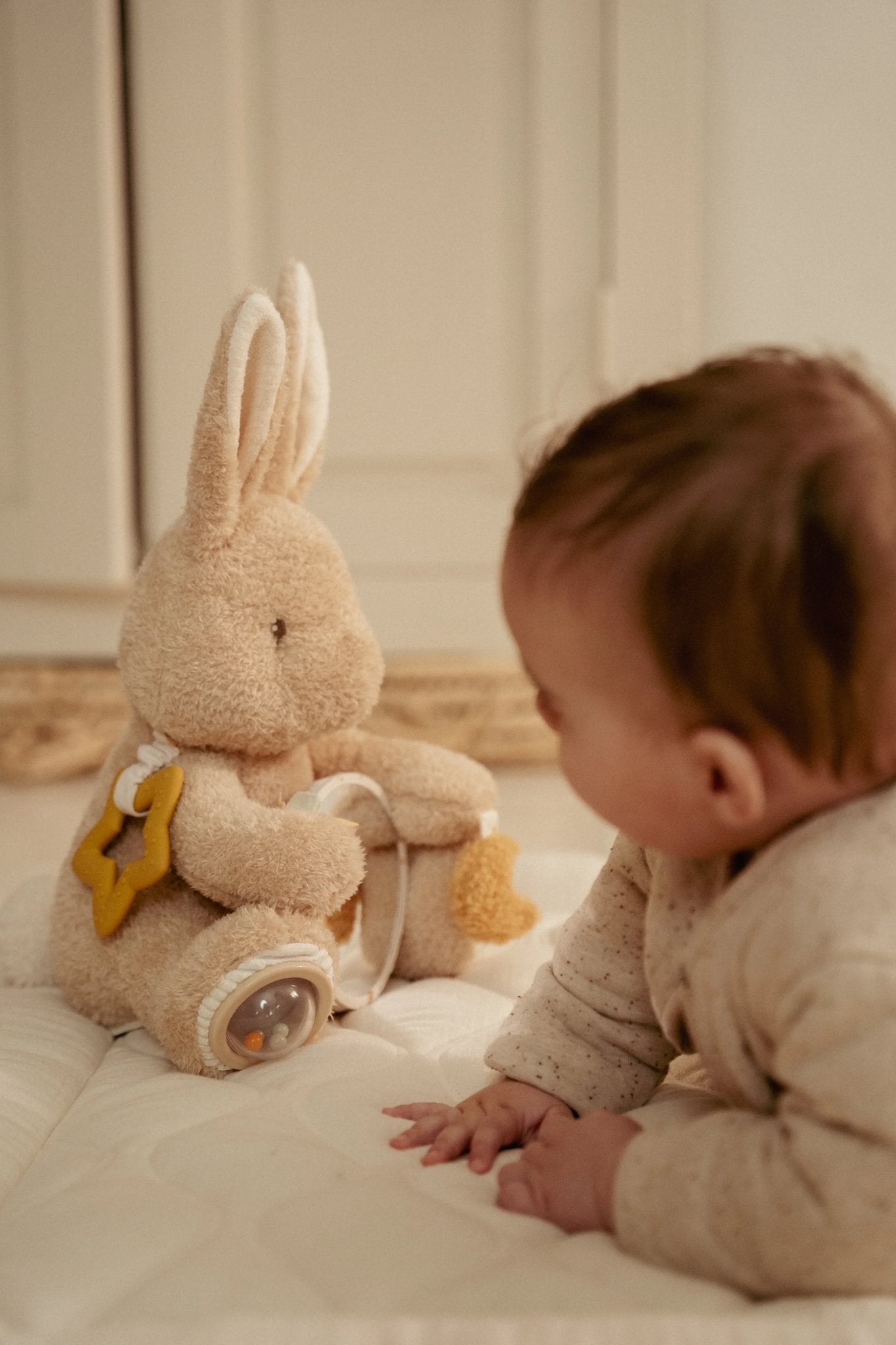 Little Dutch Aktivitätsschmusetier Baby Bunny GRS