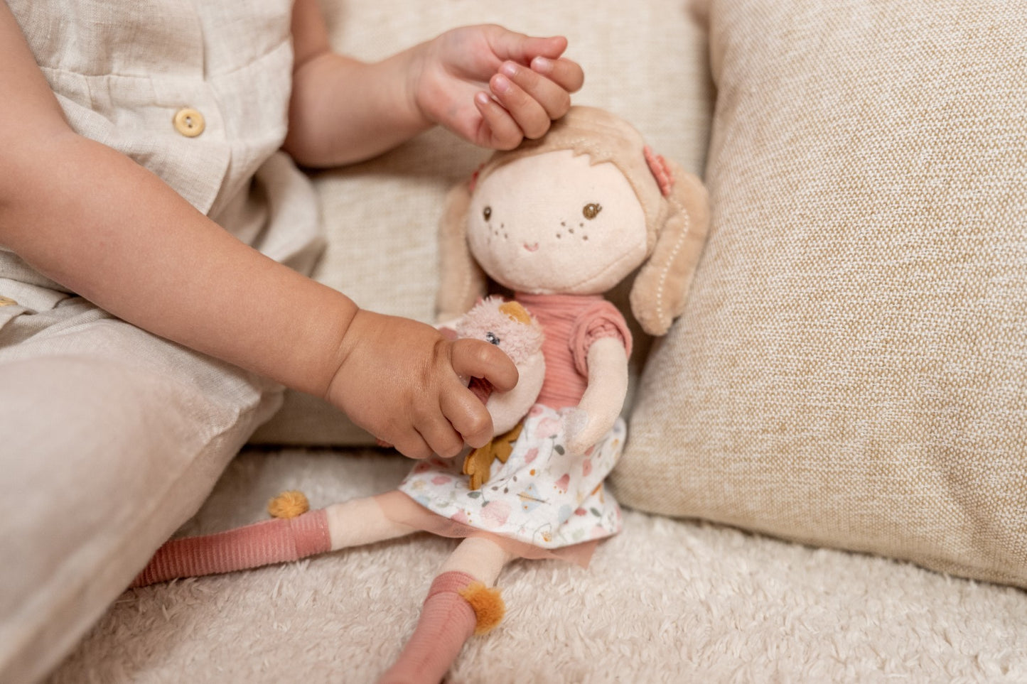 Little Dutch Kuschelpuppe Anna mit ihrem Vogel Olivia 35cm